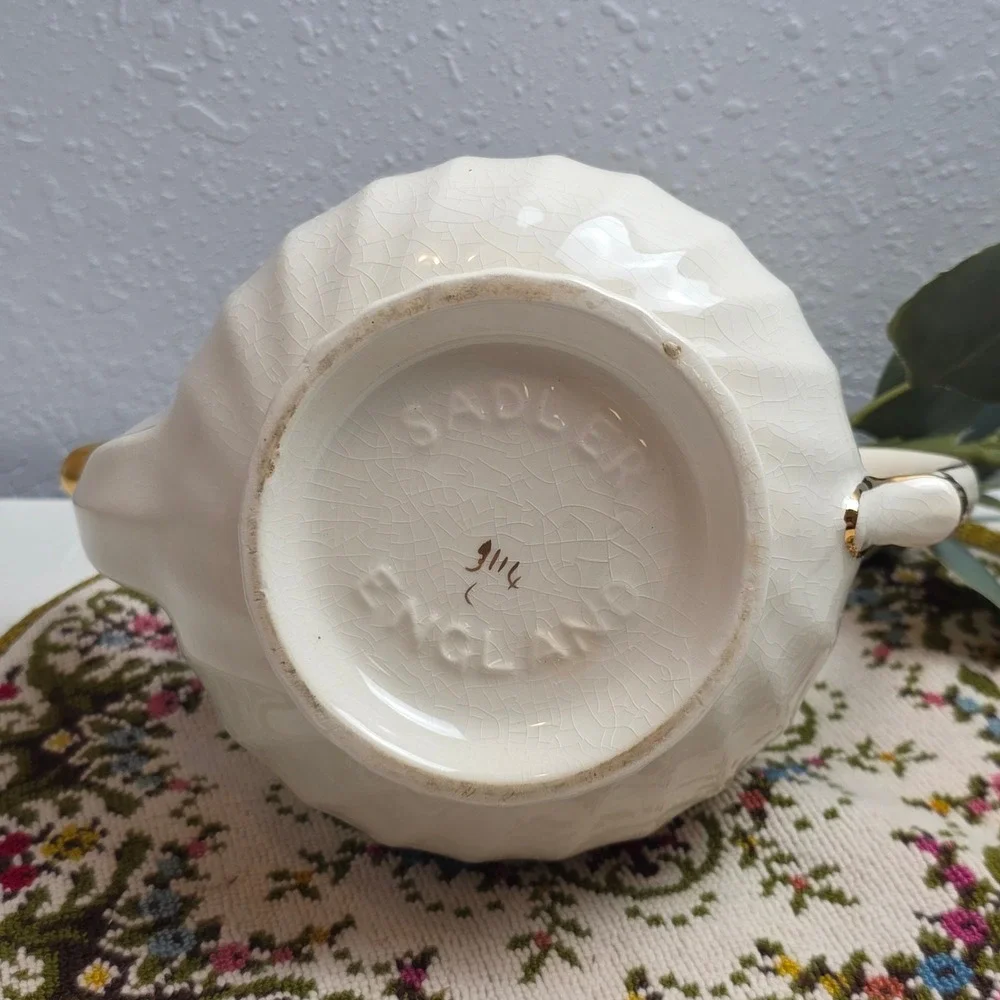 Vintage 1940s Sadler England Cream and Gold‎ Swirl Teapot Elegant Cottagecore